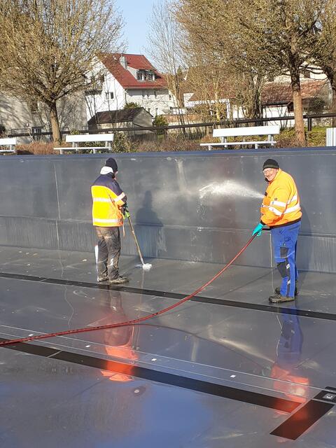 Die Fachangestellten für Bäderbetriebe Olaf Micholka und Matthias Vasen waren schon vor Wochen fleißig am Arbeiten und reinigten die Becken für die geplante Eröffnung am 1. Mai. Durch die geltenden Corona-Maßnahmen kann die Öffnung aber erst am 1. Juni erfolgen.  | Foto: Karoline Holmer