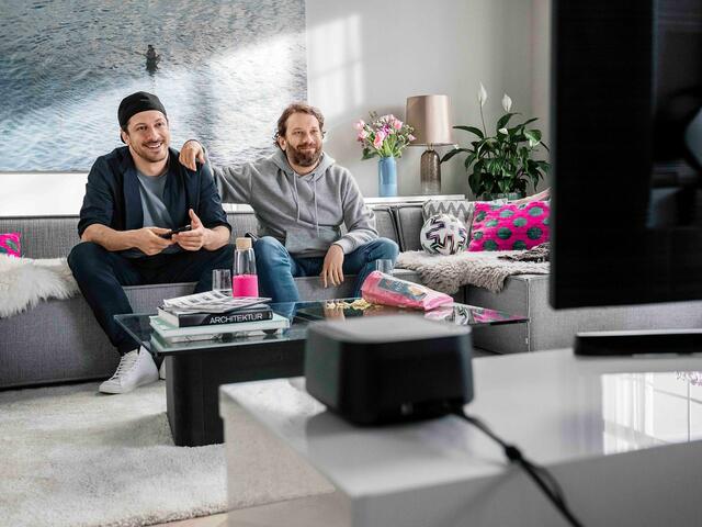 „Mehr EM geht nicht“. Fahri Yardim (l.) und Christian Ulmen freuen sich in der Telekom-Kampagne auf die UEFA EURO 2020 bei MagentaTV.
