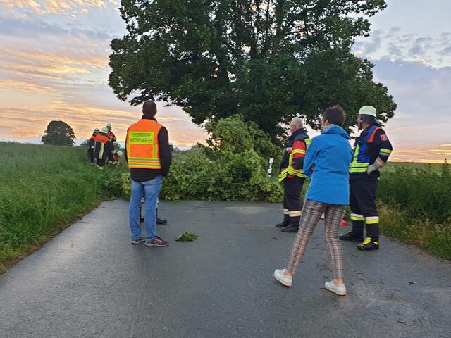 Kreisbrandmeister Michael Langenhan und Bürgermeister Martin Walz (Neunkirchen am Brand) informierten sich vor Ort. | Foto: Bernd Trummer
