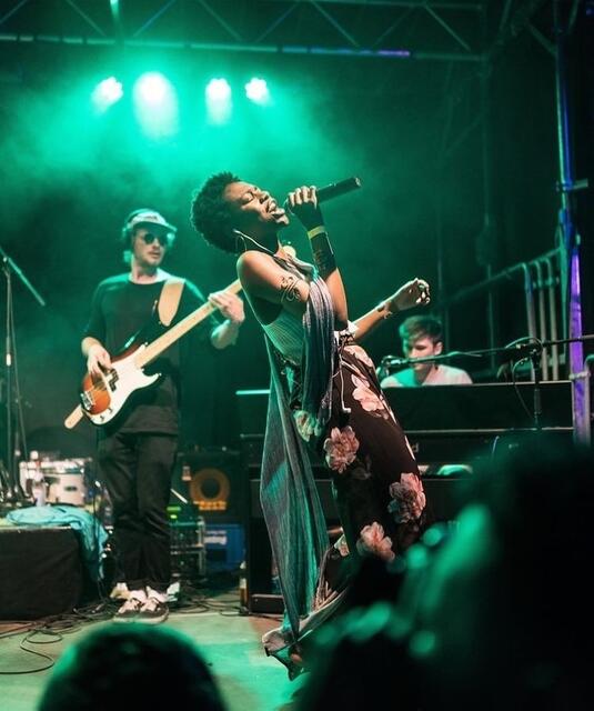 Ki'Luanda transportiert musikalische Energie am 20. August. | Foto: Leon Crusius