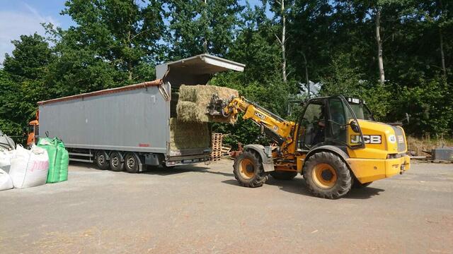 Landwirt Bernd Trummer in Pommer füllt den LKW bis auf den letzten Winkel. Die Quaderballen sind da natürlich ideal, denn der Platz muss bei so einer langen Fahrt möglichst effektiv genutzt werden. | Foto: Familie Trummer