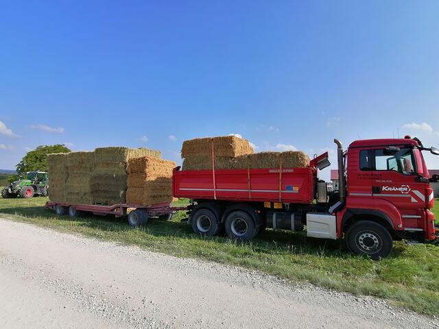 Startklar am Haselhof: Ein Gräfenberger Feuerwehrmann wird den LKW nach NRW fahren - eine anstrengende 22-stündige Fahrt steht ihm bevor. Die letzten Fahrer kamen erst am Sonntag mittag (11 Uhr) zurück. | Foto: Julian Engelhard