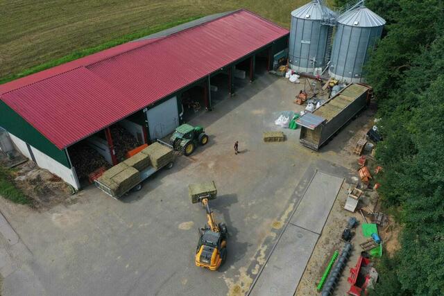Bernd Trummer aus Pommer füllt nicht nur einen ganzen LKW mit Heu, sondern hat auch schon eine weitere Ladung für die (hoffentlich) nächste Lieferung bereitgestellt. | Foto: Familie Trummer