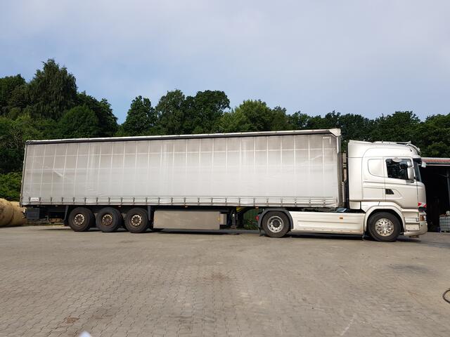 Normalerweise würde die Fahrt eines solchen LKW um die 75 Euro pro Stunde kosten - für die vierbeinigen Flutopfer machen die Fahrer ihren Job aber gerne gratis und auch die teuren Fahrzeuge werden kostenlos zur Verfügung gestellt. | Foto: Jasmin Gebhardt