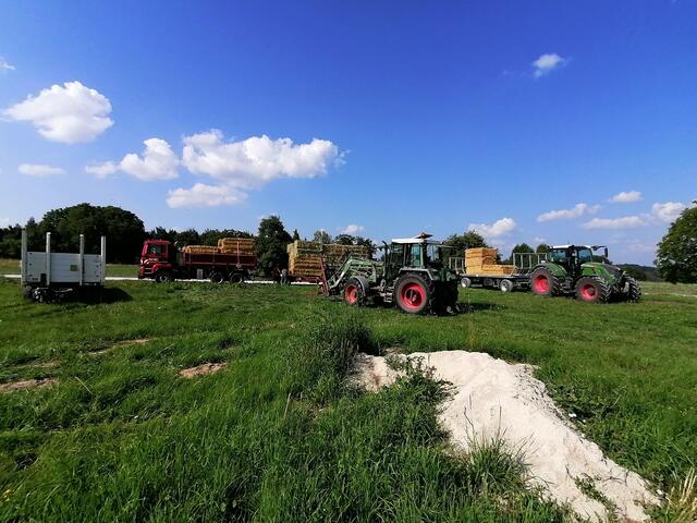 Tetris für Fortgeschrittene: Auch von Biomilchbauer Julian Engelhard vom Haselhof bei Pettensiedel und Stefan Schaffer aus Görbitz gehen die Ballen auf die Reise ins Flutgebiet. | Foto: Julian Engelhard