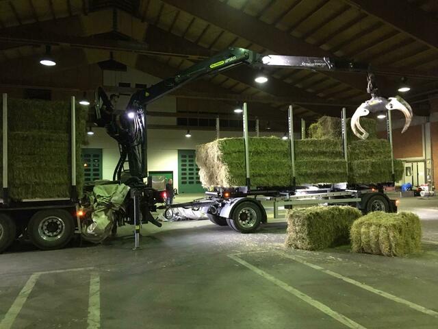 Das Entladen in Kerpen muss zügig gehen, damit die Zufahrt für die Abholer vor Ort frei wird. | Foto: Jürgen Hagen