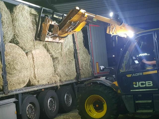 Auch das Heu von Jürgen Hagens LKW wird erst einmal  sorgfältig im Zwischenlager untergebracht. | Foto: Jürgen Hagen