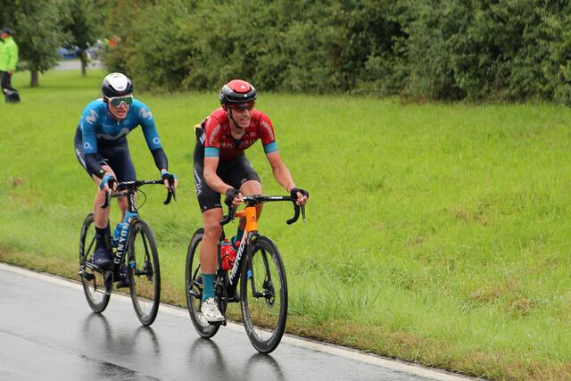 Beim letzten größeren Anstieg der Schlussetappe auf der Kalchreuther Höhe führten der Belgier Daylan Teuns mit der Nr. 46 vom Team Bahrain Victorious und der US-Amerikaner Matteo Jorgenson mit der Nr. 104 vom Movistar Team das Rennen an.  | Foto: Georg Heck