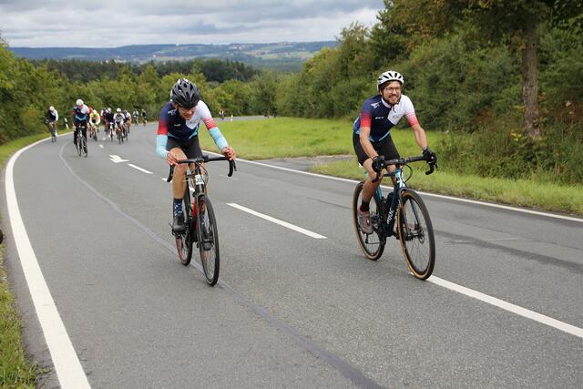 An der gleichen Stelle kamen – anders als von den Veranstaltern vorab angekündigt – die Fahrerinnen und Fahrer der Jedermann-Tour vorbei. | Foto: Georg Heck