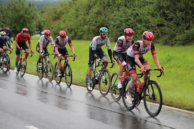 Die Verfolger vom UAE Team Emirates hielten für ihren Teamkollegen, dem späteren Etappensieger Alexander Kristoff das Tempo hoch. Auch das Team BORA-hansgrohe setzte alles daran das Feld für den späteren Gesamtsieger Nils Politt zu kontrollieren. | Foto: Georg Heck