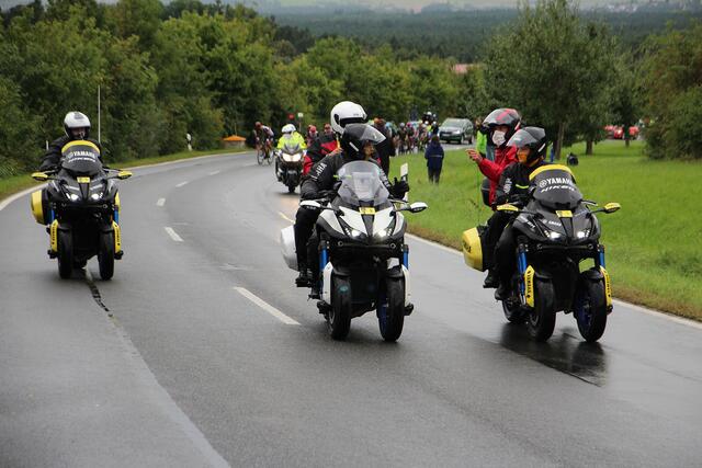 Die Motorrad-Vorhut der Radprofis | Foto: Georg Heck