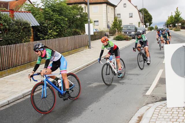 Die schnellsten Frauen absolvierten die 108 km „durch die Fränkische Schweiz” in knapp 3 Stunden und die 55 km „rund um Nürnberg” in 84 Minuten. | Foto: Georg Heck
