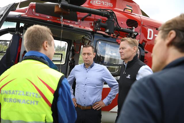 Landrat Armin Kroder (Mitte) informierte sich vor Ort über die Luftrettungsübung beim Einsatzleiter Maximilian Zeuch. | Foto: Bergwacht Frankenjura
