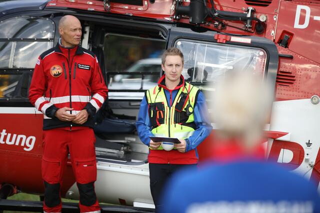 Einsatzleiter Maximilian Zeuch beim Debriefing nach der erfolgreichen Übung. | Foto: Bergwacht Frankenjura