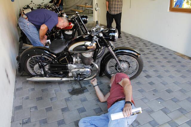 Aktives „Benzingespräch“ am Objekt | Foto: Georg Heck