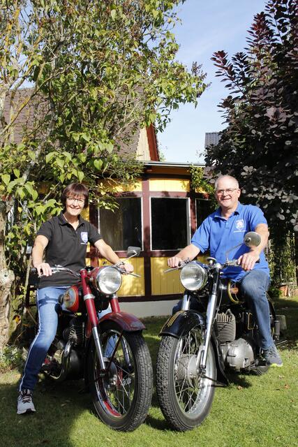 In Kalchreuth lebt die Erinnerung an ein wichtiges Stück deutscher und fränkischer Industriegeschichte weiter: Karlheinz und Annette Jäger wachen über eine beeindruckende Sammlung von Motorradlegenden aus der Produktion der Triumph Werke Nürnberg. | Foto: Georg Heck