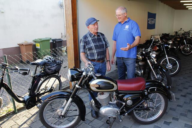 Im Fachgespräch: Der 84-jährige „Ex-Trial-Weltmeister“ Gustav Franke mit dem TWN-Experten Karlheinz Jäger  | Foto: Georg Heck