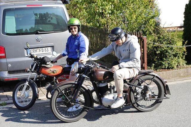 Knatternde Oldtimer rollen an. | Foto: Georg Heck