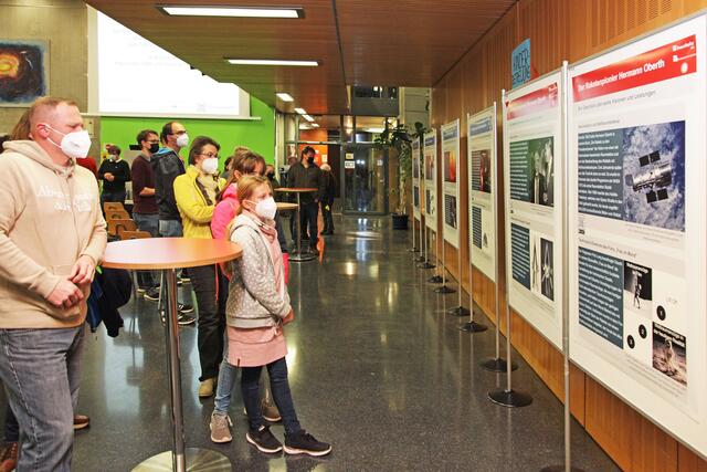 Die umfangreiche Posterausstellung in der Aula des Gymnasiums. | Foto: U. Rahner