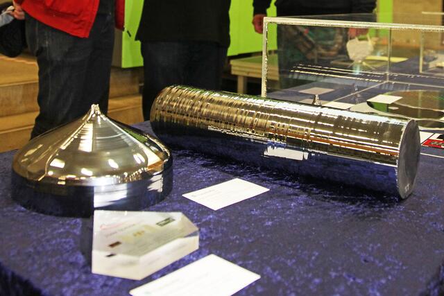 Solche Zylinder aus Reinst-Silizium werden gezogen (oder „gezüchtet“) mit Kristallstruktur, um in dünne Scheiben (Wafer) gesägt für Prozessoren weiterverarbeitet zu werden.
| Foto: U. Rahner