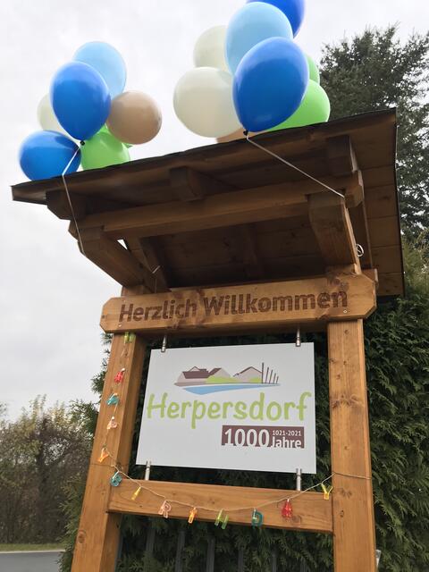 Nachdem keine Feierlichkeiten möglich waren haben die Dorfbewohner das Dorfschild liebevoll dekoriert.  | Foto: privat