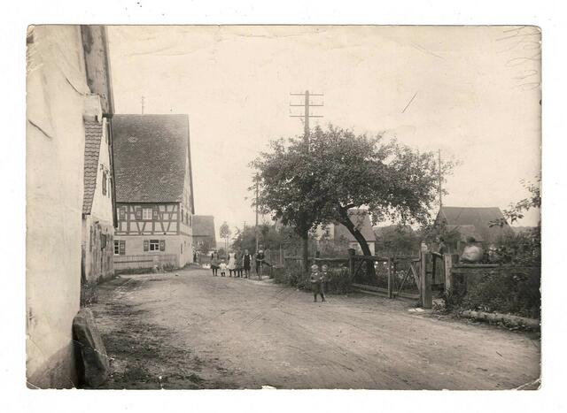 Herpersdorfer Hauptstraße mit Blick auf das ehem. Gasthaus. Im Bild rechts zu sehen ist der damalige Dorfbrunnen. Das Bild muss um das Jahr 1925 entstanden sein. | Foto: privat