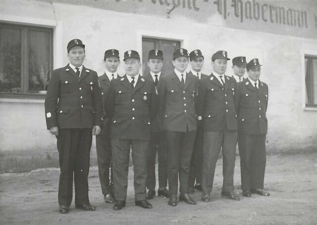 Abordnung von Kameraden der Freiwilligen Feuerwehr Herpesdorf 1986 e.V. vor dem Gasthaus „zur Krone“ um 1962. Vermutlich gab es eine Feierstunde nach dem Erhalt einer Auszeichnung oder einer Ehrung. | Foto: privat