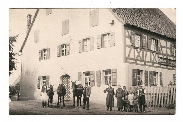 Bild der Wirtsfamilie Habermann samt Knechten vor deren Gasthaus „Zur Krone“ um 1920. | Foto: privat