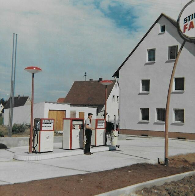 Von 1966 – 1973 gab es eine Tankstelle am Ortseingang von Bullach kommend die von Familie Jack betrieben wurde. Im dazugehörigen Wohnhaus befand sich zudem ein Schuhgeschäft, sowie die Zweigstelle Herpersdorf der Raiffeisenbank Lauf. Das Bild entstand um das Jahr 1966. | Foto: privat