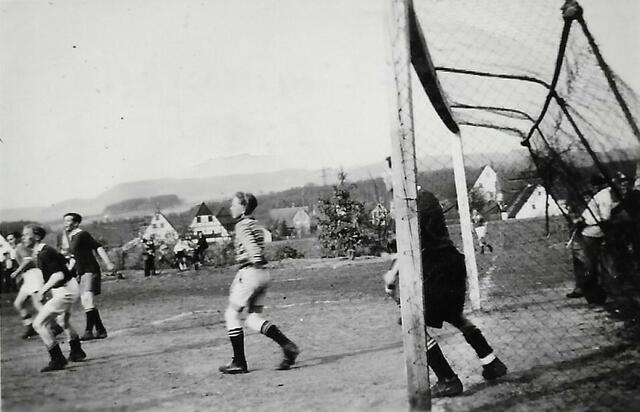 Erste Mannschaft des ASV Herpersdorf bei einem Heimturnier im Jahr 1948. Das Turnier fand anlässlich der Einweihung des neu erbauten Sportplatzes (damals in der heutigen Gärtnerstraße). Seit 1981 ist das Vereinsheim und das Sportgelände in der heutigen Försterstraße beheimatet. | Foto: privat
