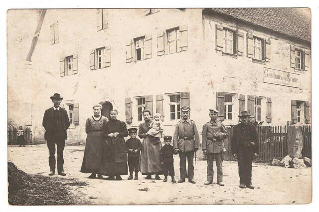 Foto aus der Zeit des 1. Weltkrieges zwischen 1914-1918, Gasthaus „zur Krone“ (Haus Nr 1) geführt von Familie Habermann (auch auf dem Bild); Umgangssprachlich hatte man das Wirtshaus auch „Kuglwirt“ genannt, da es aus dem Anwesen des „Kugelbauern“ entstand.  | Foto: privat