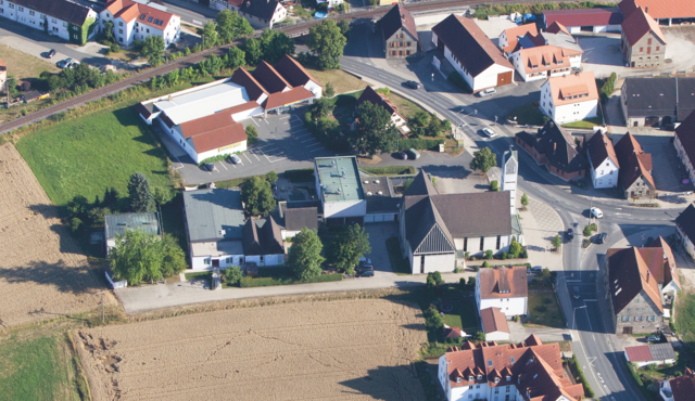 Das 1971 eingeweihte Pfarrzentrum mit Pfarrhaus, Kindergarten, Pfarr- und Jugendzentrum und Kirche in einer Flugaufnahme im Jahr 2013. | Foto: A. Unbehaun