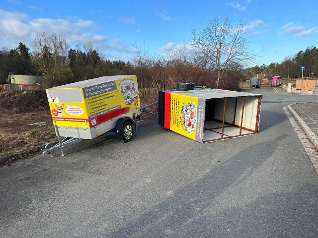 Dieser Anhänger wurde in Heroldsberg von einer Böe umgeworfen und musste von der Feuerwehr wieder aufgestellt werden. | Foto: Feuerwehr Heroldsberg
