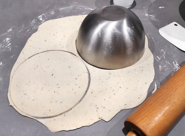 Zum Ausstechen einfach eine Schale oder Schüssel mit dem gewünschten Druchmesser wählen. (Hier ca. 20 cm) | Foto: Ramona Johrendt