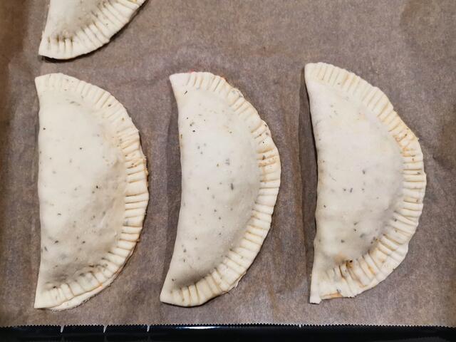 Es passen ca. 6 dieser halbmondförmigen Pizzataschen auf ein Backblech. | Foto: Ramona Johrendt