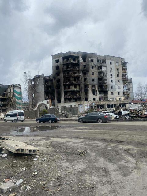 Man kann es kaum glauben, aber in diesen Häusern leben immer noch Menschen, die Versorgung ist nicht durchgehend gesichert und so sind sie auf privat organisierte Lieferungen angewiesen.