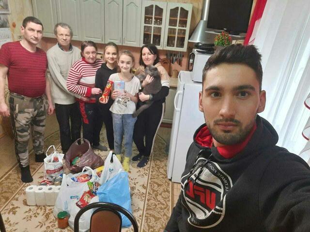 Bei diesem "Dankeschön" Bild wird nicht nur klar, wie sehr sich die Menschen vor Ort über die Spenden freuen - es gibt auch einen sicheren Beweis, dass es sich um ein authentisches Foto handelt. Eine Ukrainerin in Igensdorf ist pensionierte Lehrerin und hat auf dem Foto sofort einen ehemaligen Schüler erkannt.