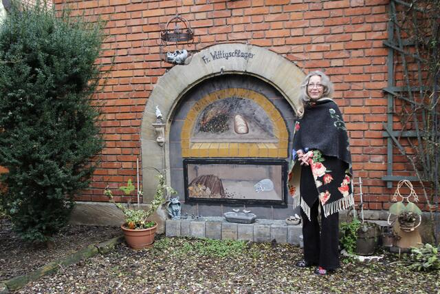 Die „Neu-Kalchreutherin“ Astrid Parade war etwas überrascht vom Interesse an ihrem „Stillleben“ mit den gemalten Impressionen der „Spirkbäuerin“. „Das Bild kommt gut an“ sagt der 91-jährige Nachbar Hans Wagner, der auch immer wieder interessierte Betrachter bemerkt. | Foto: Georg Heck