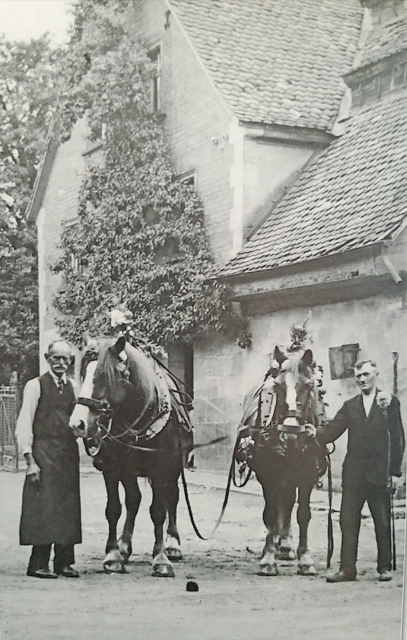 Alte Bilder aus der Kalchreuther Chronik: Bürgermeister Friedrich Wittigschlager im Portrait und mit seinem Nachfolger als Spirkbauer, Johann Friedrich Fensel, vor dem Spirkbauernhof (ehemals Hausnummer 5, jetzt Heroldsberger Straße 18). | Foto: Reproduktion: Georg Heck