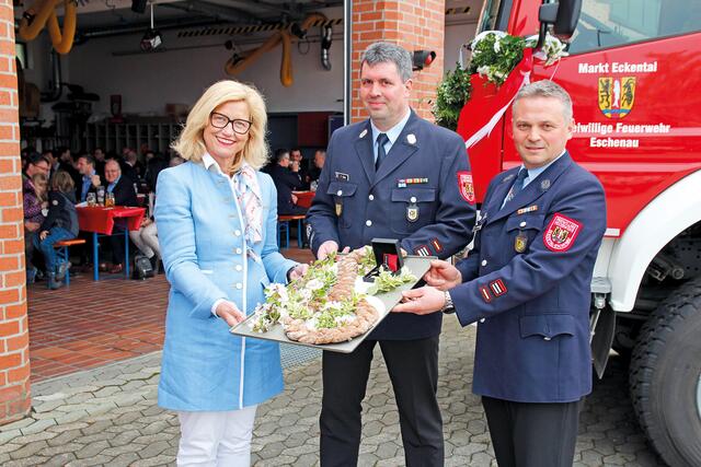 Eckentals Bürgermeisterin Ilse Dölle übergibt symbolisch die Fahrzeugschlüssel – echte und als Backwerk veranschaulichte – für das neue HLF 20 an den Eschenauer Feuerwehrkommandanten Frank Ibler und an den 2. Kommandanten Bernd Fischer (v. li.) | Foto: Georg Heck