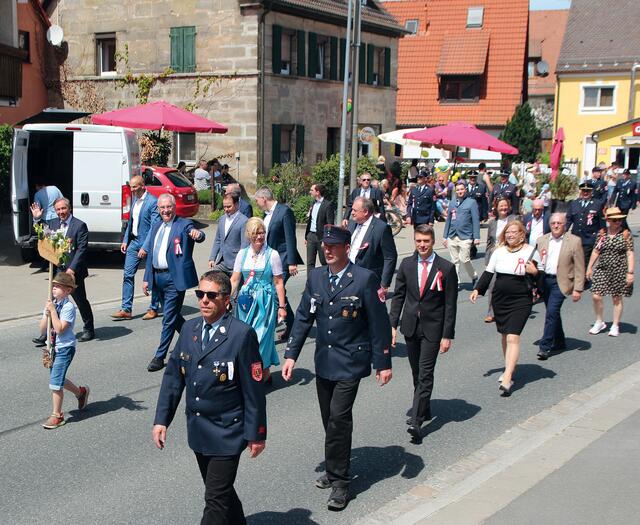 Die Jubelwehr führte den Festzug an, dahinter Landrat Alexander Tritthart, Schirmherr und Staatsminister 
Joachim Herrmann, Bürgermeisterin Ilse Dölle, MdL Walter Nussel und MdB Stefan Müller. | Foto: Georg Heck