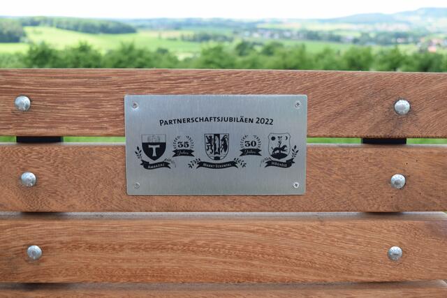 …für gut befunden: Die Drei-Länder-Bank in den Benzendorfer Kirschgärten. | Foto: Petra Dörflinger