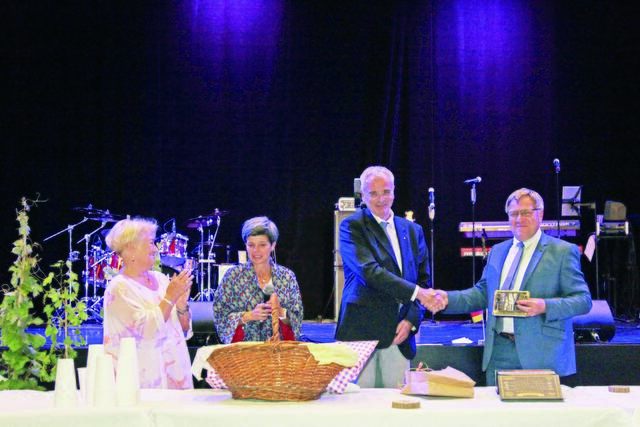 Viele freundliche Worte und Geschenke wurden am Festabend gewechselt. | Foto: Uwe Rahner