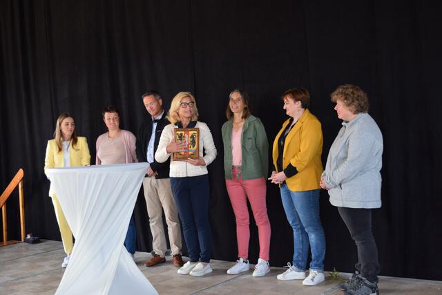 Bürgermeisterin Ilse Dölle (Mitte) mit dem »Goldenen Buch« der Gemeinde neben ihren Kollegen Peggy Bariat und Máté Szabolcs. | Foto: Petra Dörflinger