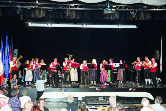 Teile des Orchesters des Musik- und Trachtenvereins Igensdorf erfreuten mit ihrer Musik. | Foto: Uwe Rahner