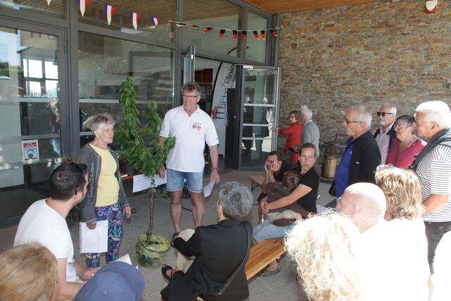 3. Bürgermeister Hans-Jürgen Röhrer informierte über Kirschenanbau in Franken | Foto: Uwe Rahner