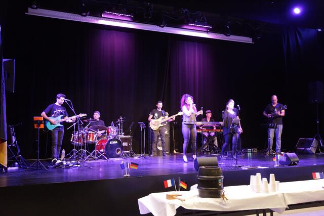 Die Showband »Mayshup« aus Saint Martin la Plaine und Umgebung spielte bis weit nach Mitternacht. | Foto: Uwe Rahner