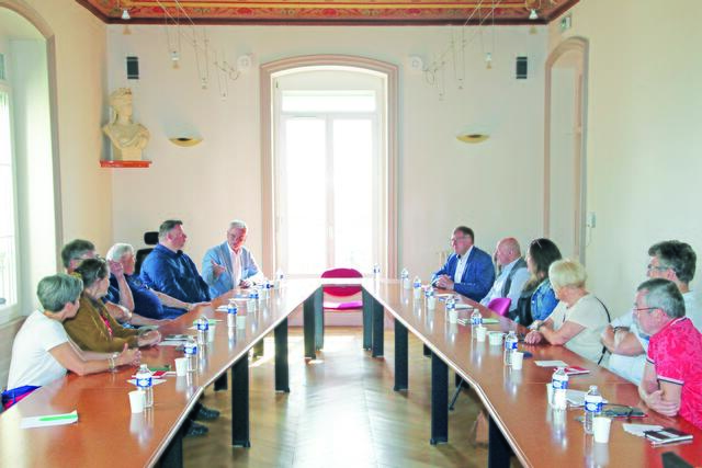 Gespräch im Rathaus mit Bürgermeistern und Mitgliedern von Gemeinderäten und Partnerschaftsvereinen. | Foto: Uwe Rahner