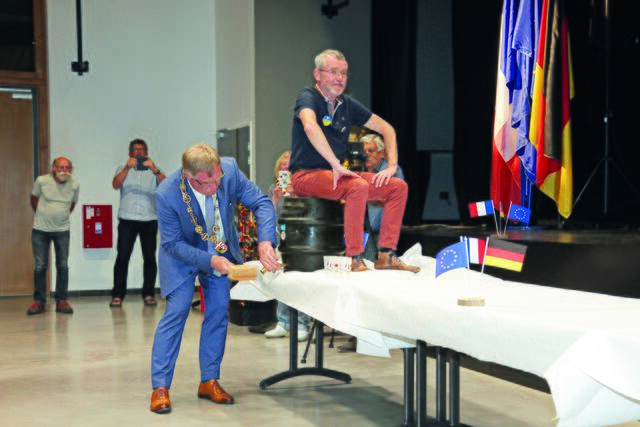 Ozapft ist: Bürgermeister Edmund Ulm erledigte die Traditionsaufgabe ohne Probleme, Jean-Luc Dutarte sorgte für festen Stand des Fasses. | Foto: Uwe Rahner