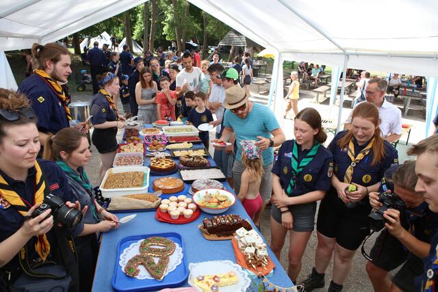 Am Kuchenbüffet herrschte großer Andrang. | Foto: Andreas Unbehaun